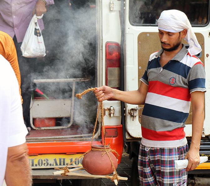 Brijesh Chaurasia waiting to cremate his wife Meenakshi. Photograph: Vaihayasi Pande Daniel/Rediff.com