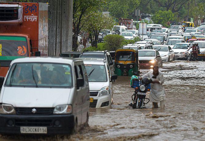 Rains Lash Delhi Causes Water Logging Traffic Snarls India News 1404