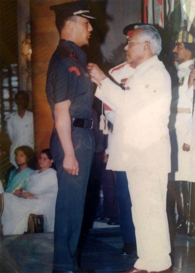 Major Wangchuk recieves the MVC from the President of India