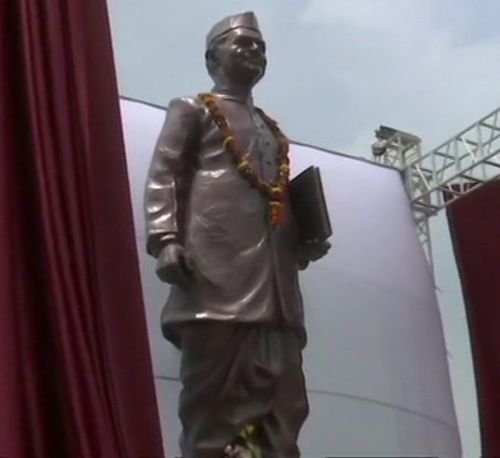 Modi unveils Lal Bahadur Shashtri's statue at Varanasi airport