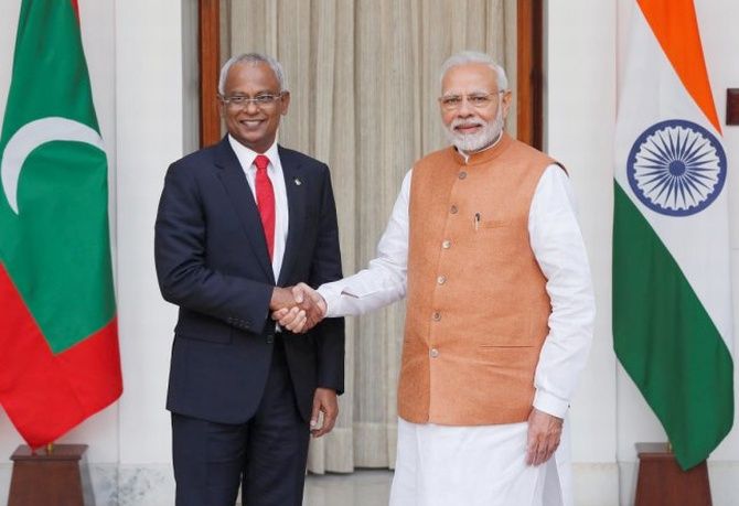 Maldives President Solih and India's PM Modi shake hands
