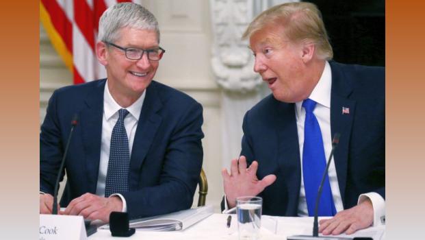 Apple CEO Tim Cook and US President Donald Trump/ Leah Millis/Reuters
