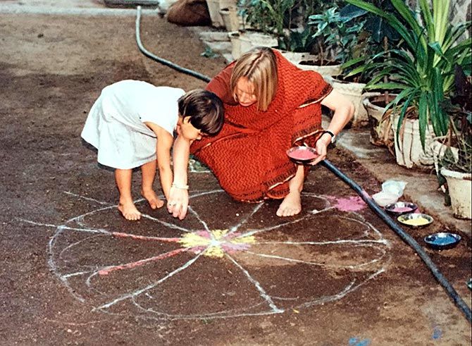 Nila with her mother Eva-Lill Nilsson drawing a  rangoli. Photograph: Kind courtesy Nila Vikhe Patil. 