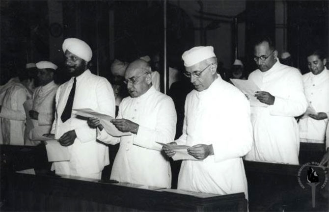 Nehru and members of the constituent assembly take a pledge midnight August 14-15