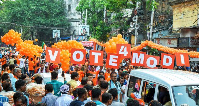 Saffron balloons and BJP flags lined Amit Anilchandra Shah's route in Kolkata, May 14, 2019. Photograph: ANI Photo