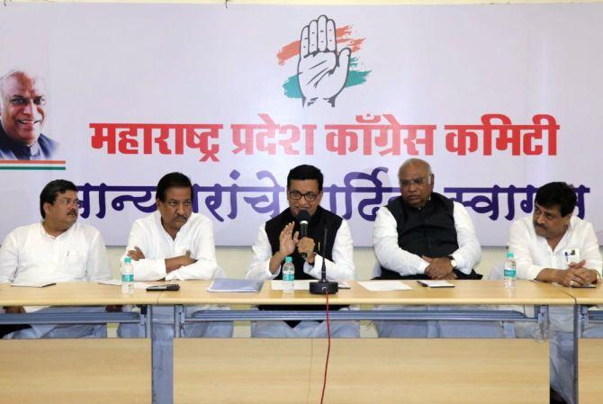 Cong leaders discuss giving support to Shiv Sena