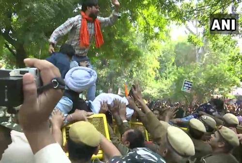 Delhi Bjp Protests Near Aap Office After Sc Clean Chit On Rafale Deal 4567