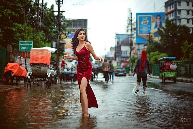 Girl strikes a pose in flooded Patna, breaks internet ...