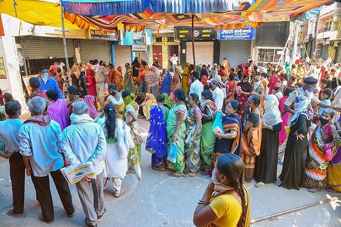 Biharis queue up to access their Jan Dhan bank accounts in Patna. Photograph: PTI Photo