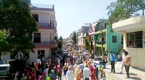 People defy social distancing to collect rations in Chandigarh