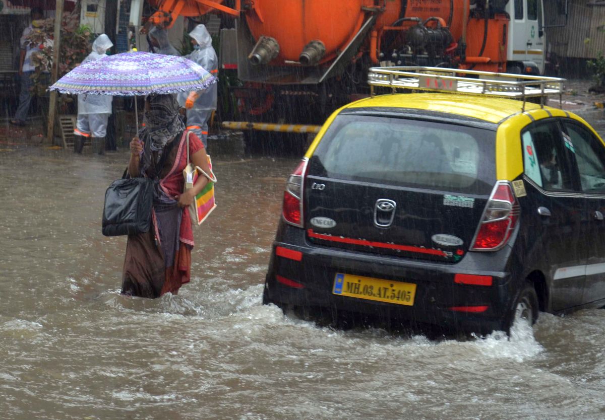 IMD issues red alert for Mumbai, predicts heavy rain India