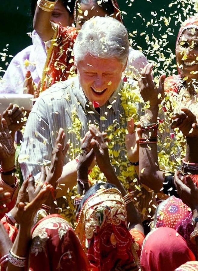 Clinton visits India after the nuclear tests at Pokhran