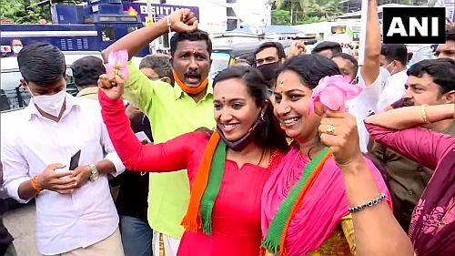 BJP workers celebrate early leads