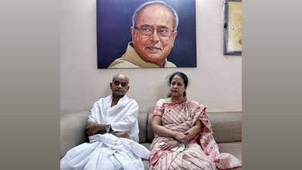 Pranab Mukherjee's son and daughter before his portrait