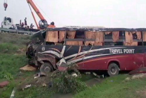 5 dead, 18 injured in mishap on Agra-Lucknow Expressway