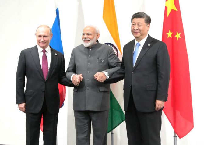 Prime Minister Narendra Damodardas with Russia's President Vladimir Putin, left, and Xi Jinping, right, at a meeting on the sidelines of the G-20 summit in Osaka, Japan, June 28, 2019. Photograph: Sputnik/Mikhail Klimentyev/Kremlin/Reuters