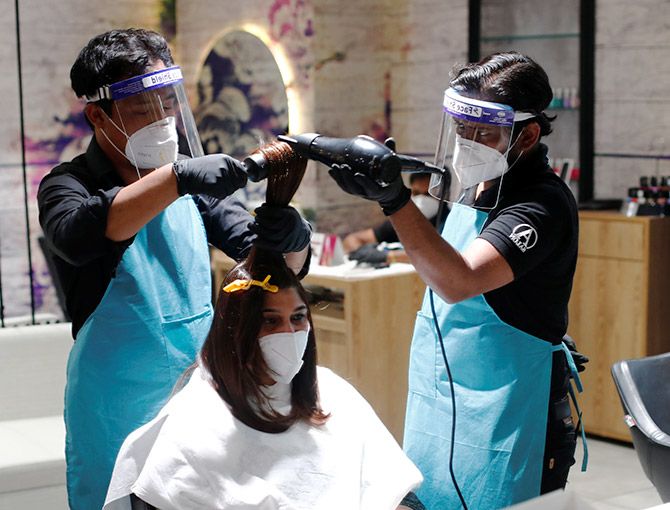 Beauty salons take precautions in COVID-19 times
