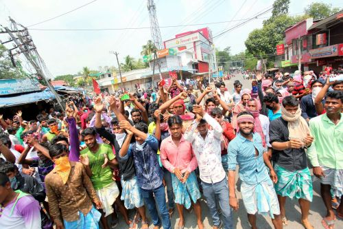 Migrants from West Bengal gather at Paippad, Kerala
