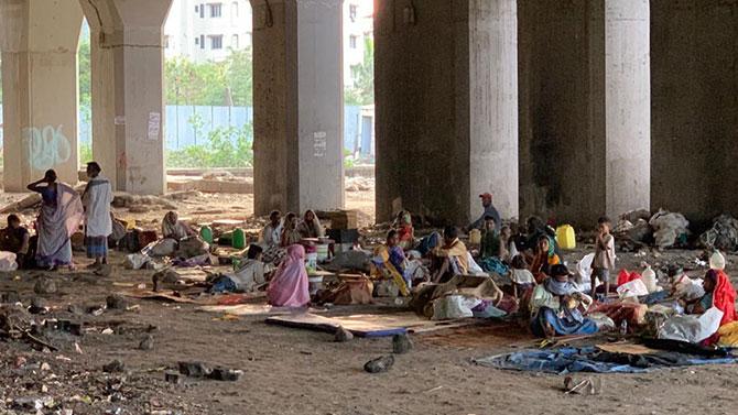 How migrants are staying under Lokmanya Tilak Terminus flyover