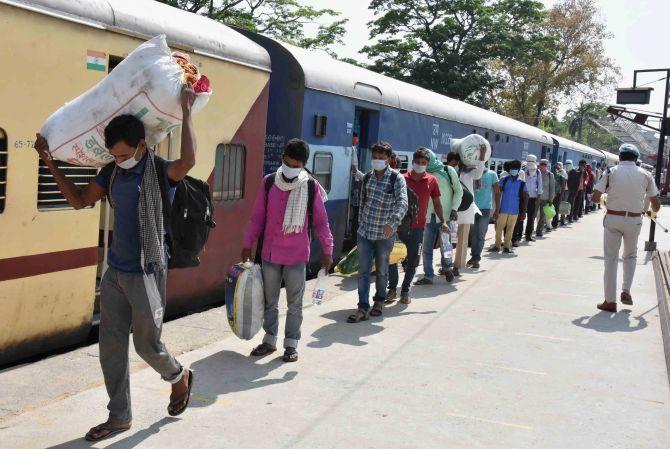 Cong to bear cost of migrants' rail travel: Sonia