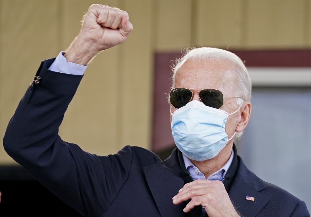 No shutdown, Biden insists on national mask mandate