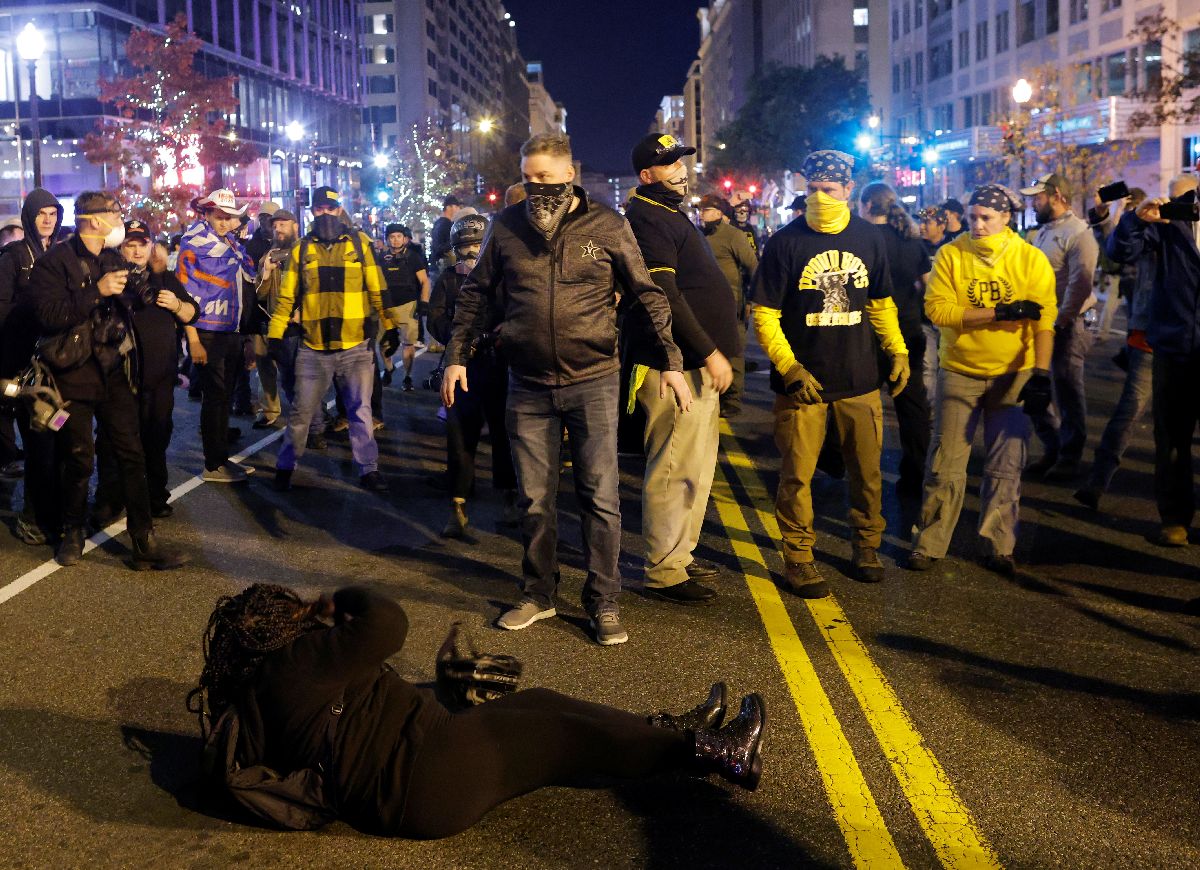 Violence erupts in Washington after Trump supporters' march - Rediff ...
