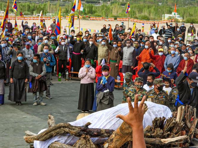 https://im.rediff.com/news/2020/sep/08sff-commando-funeral.jpg?w=670&h=900