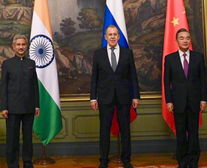 Ministro das Relações Exteriores S Jaishankar, Ministro das Relações Exteriores da Rússia, Sergey Lavrov, e Wang Yi da China na Cúpula do RIC