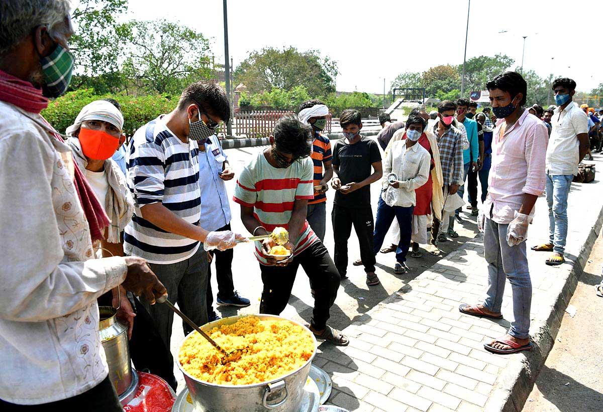 COVID help: Volunteers serve food