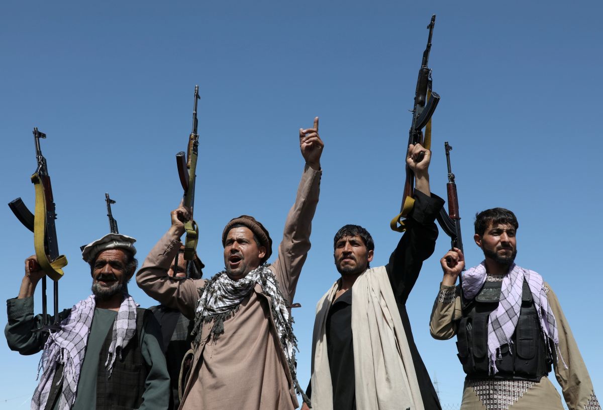 Pak Taliban militants kill 2 policemen, take hostages