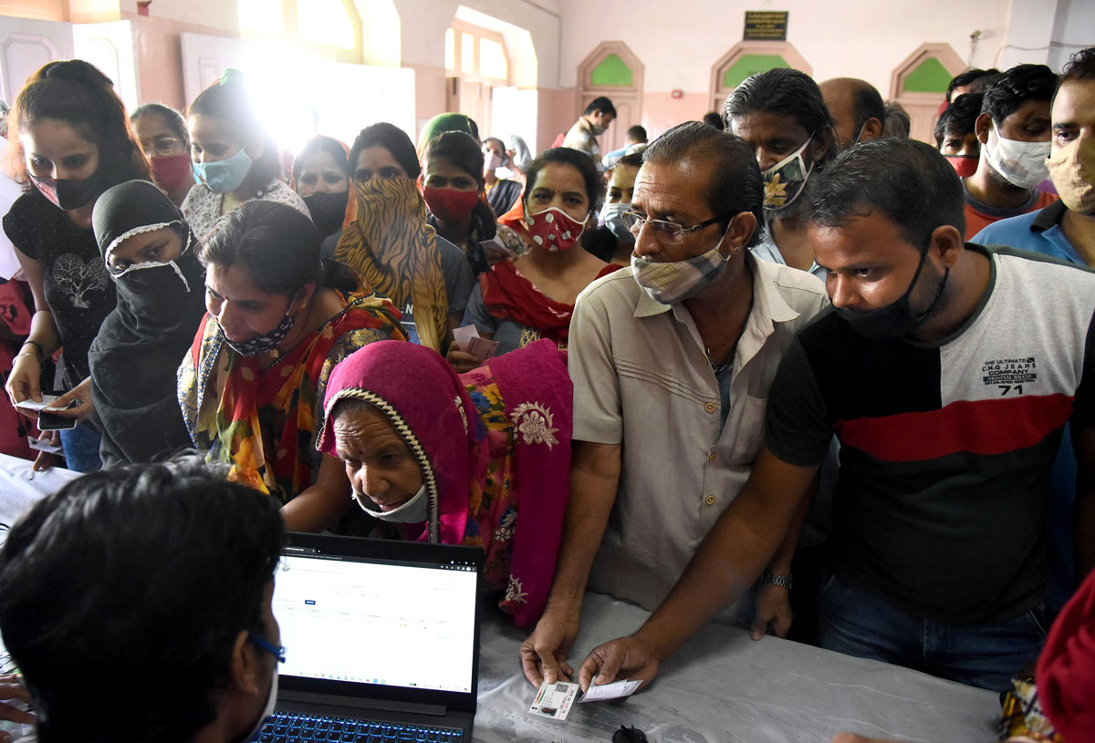 People register for vaccination