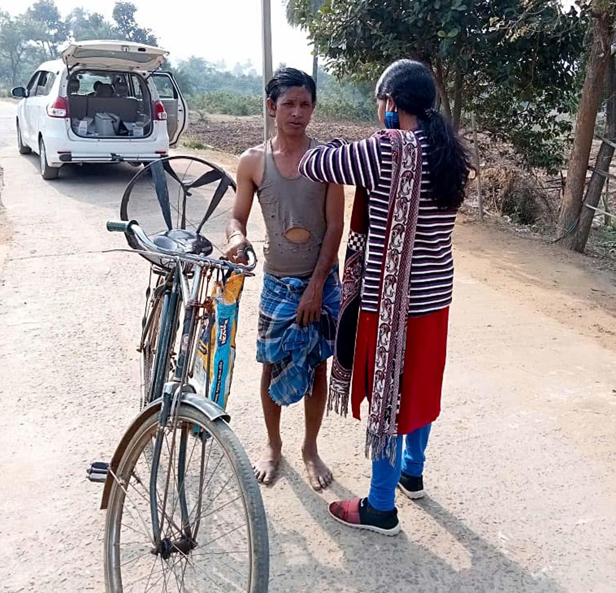 Vaccination on the road at Salamandra village,  Margo Munda, in Deoghar, Jharkhand, December 23, 2021. Photograph: ANI Photo