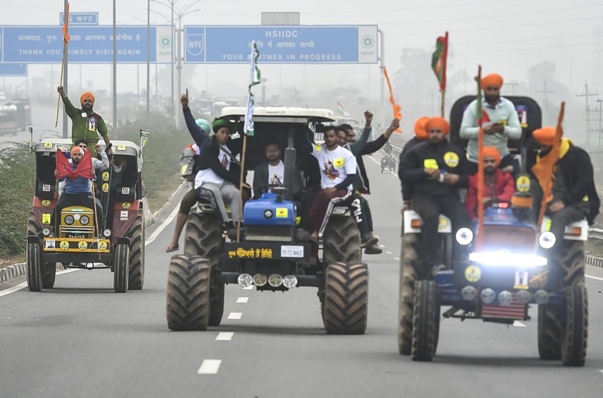 Tractor march with army tanks on Jan 26: Farmers