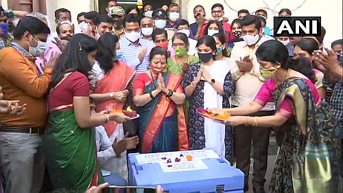 The BMC dispatches Covishield to vaccination centres in Mumbai