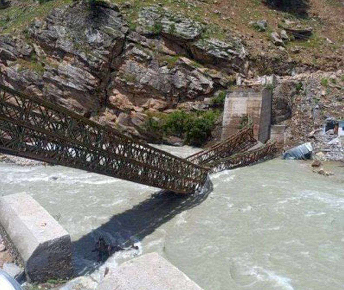 9 dead as boulders slide down hill in Himachal.
