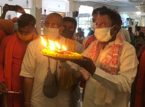 Mukul Roy does the aarti at an Iskcon temple in April