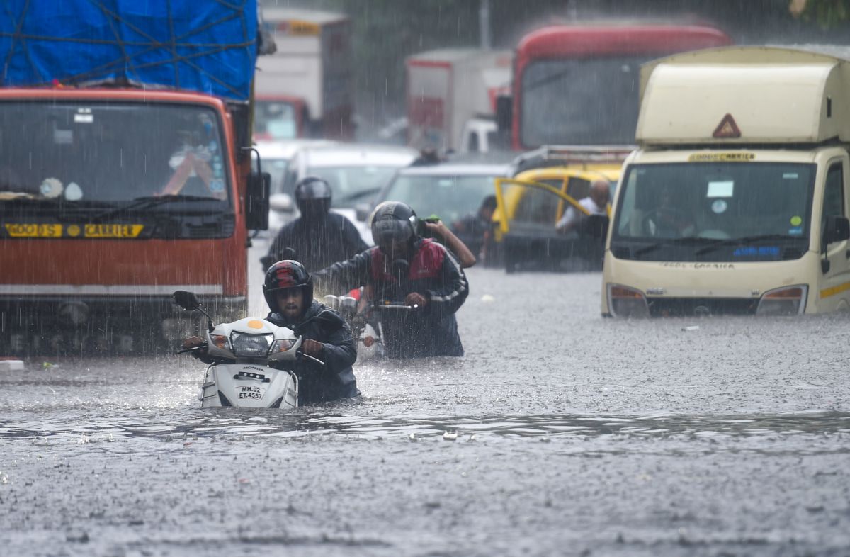 Mumbai flooded as monsoon arrival brings heavy rains - NewsDeal