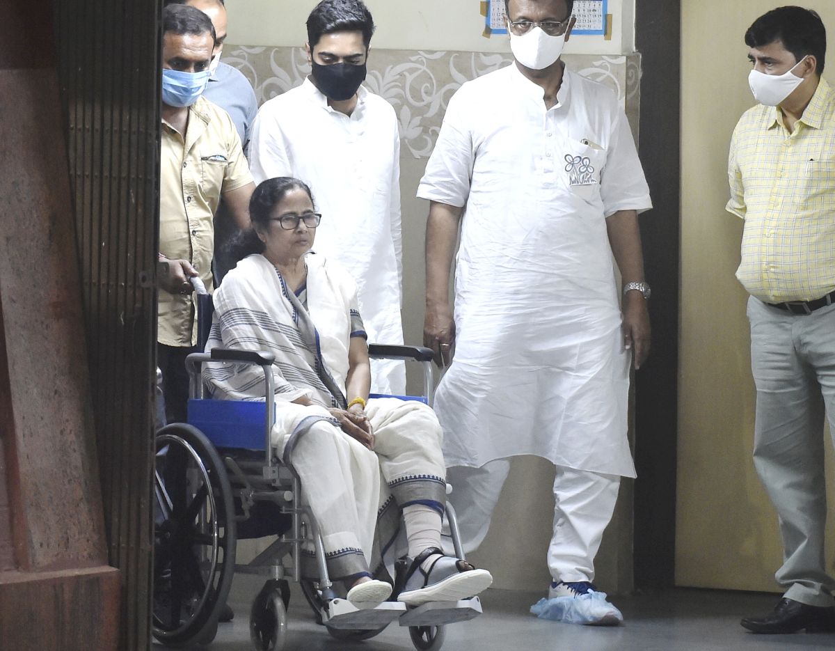 Mamata to conduct roadshow on wheelchair today