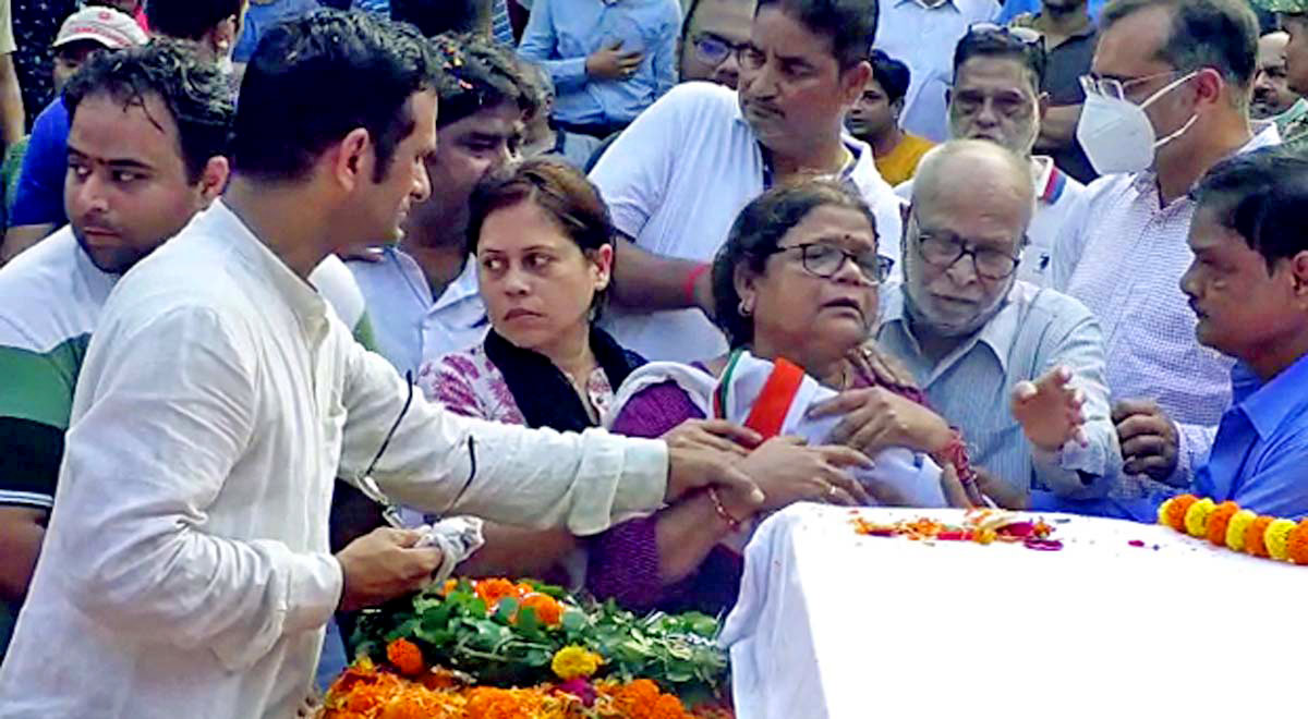 Mother of martyred Colonel Viplav Tripathi paying tributes