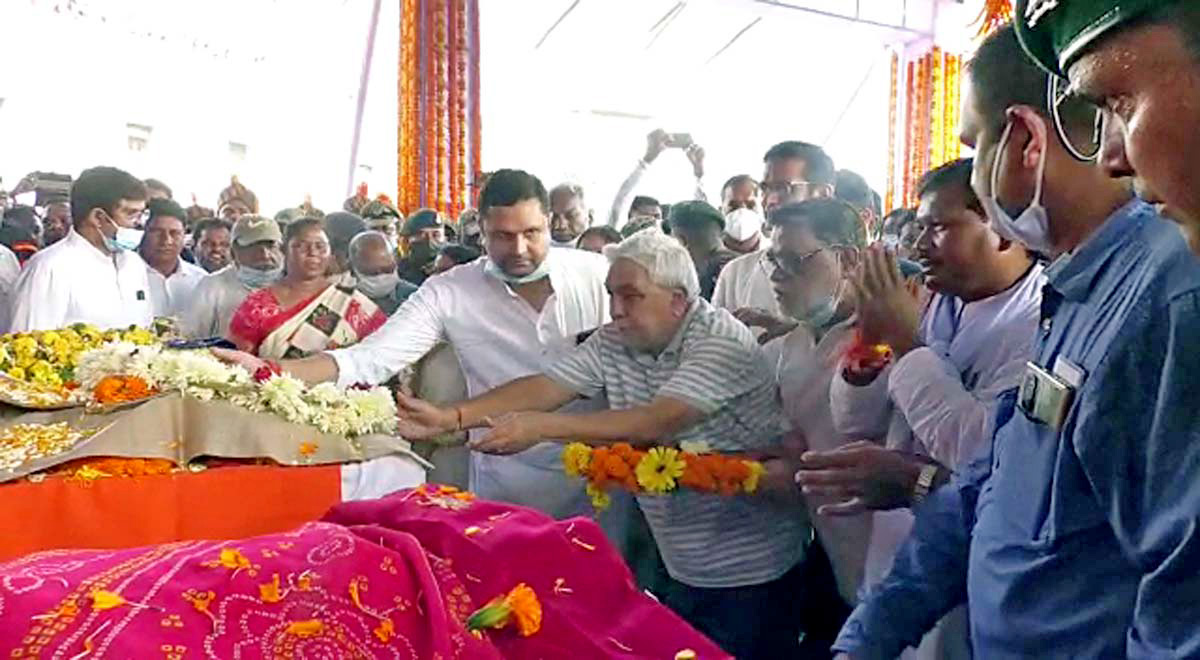 Father of martyred Colonel Viplav Tripathi along with Chhattisgarh Minister Umesh Nandkumar Patel lays a wreath at the mortal remains of him, his wife and son