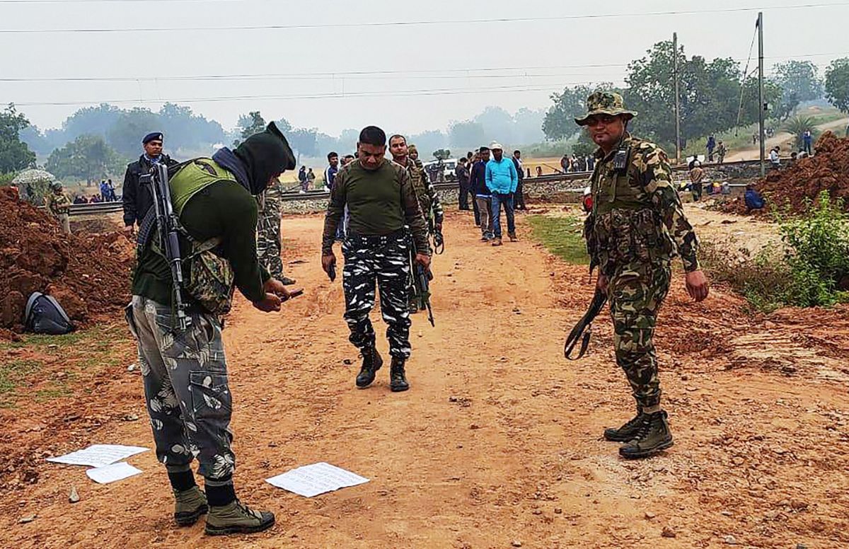 Maoists open fire at CRPF commandos in Chhattisgarh
