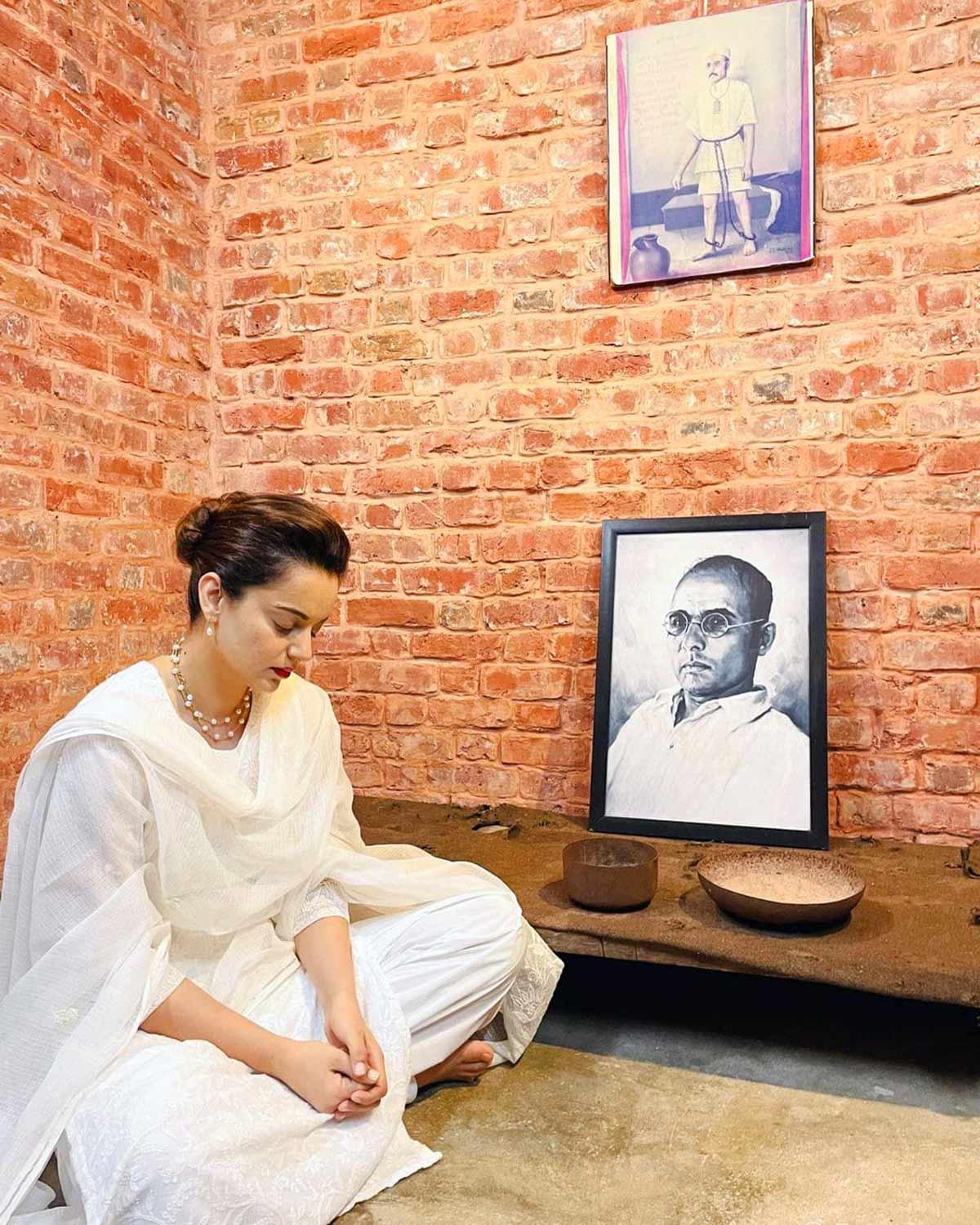 Kangana Pays Homage To Savarkar