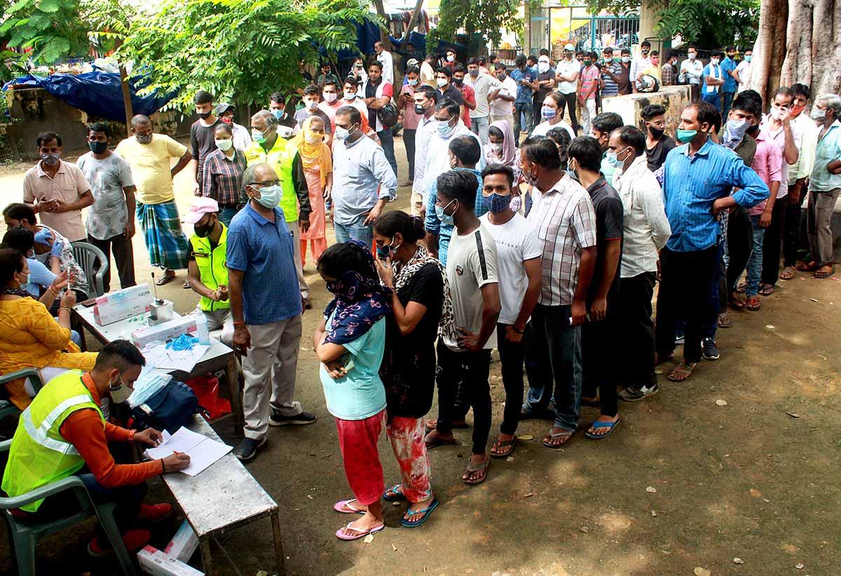 People queue up to get vaccinated