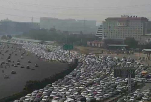 A mega traffic snarl seen at Gurugram-Delhi border