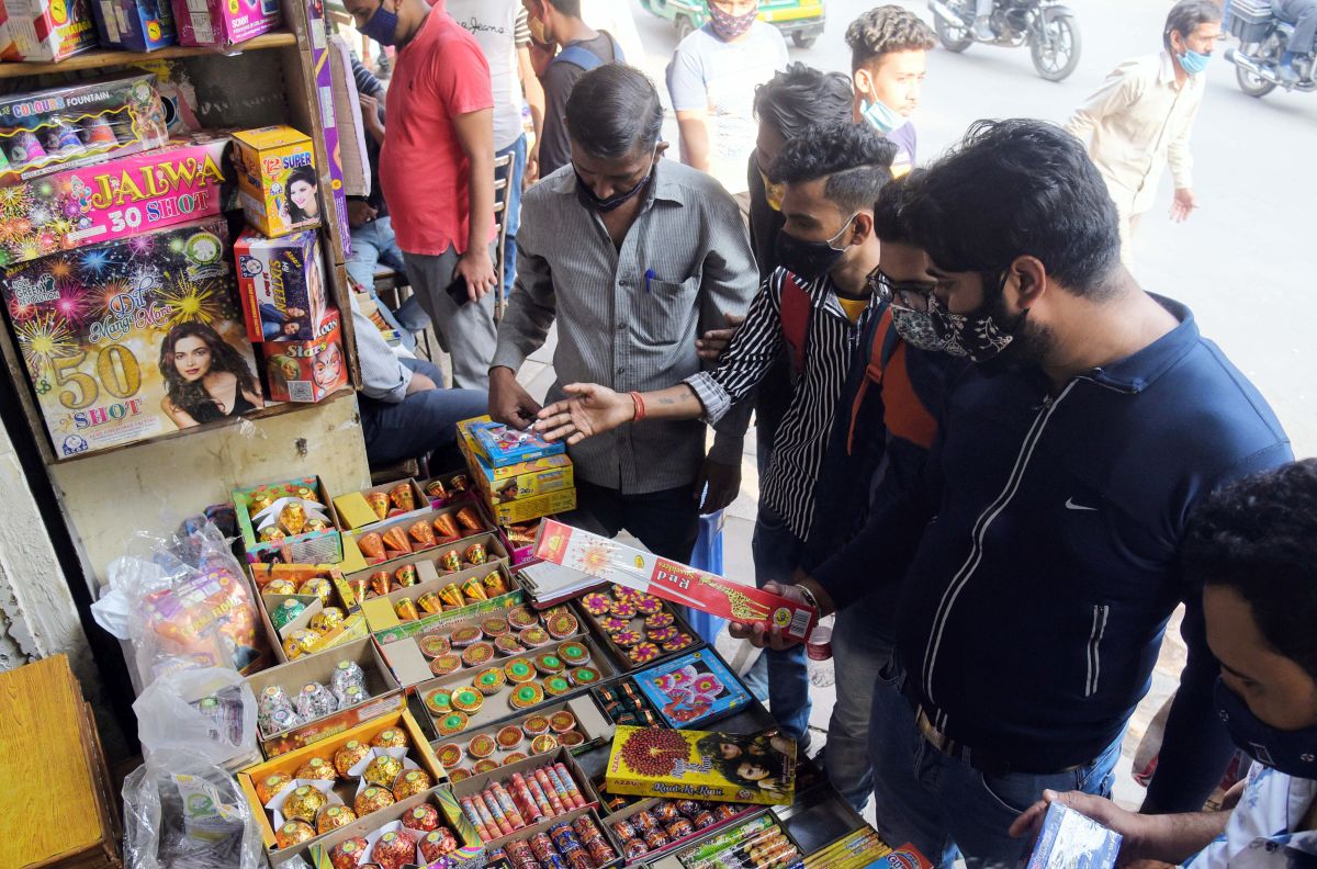No Delhi licence for sale, storage of firecrackers: SC