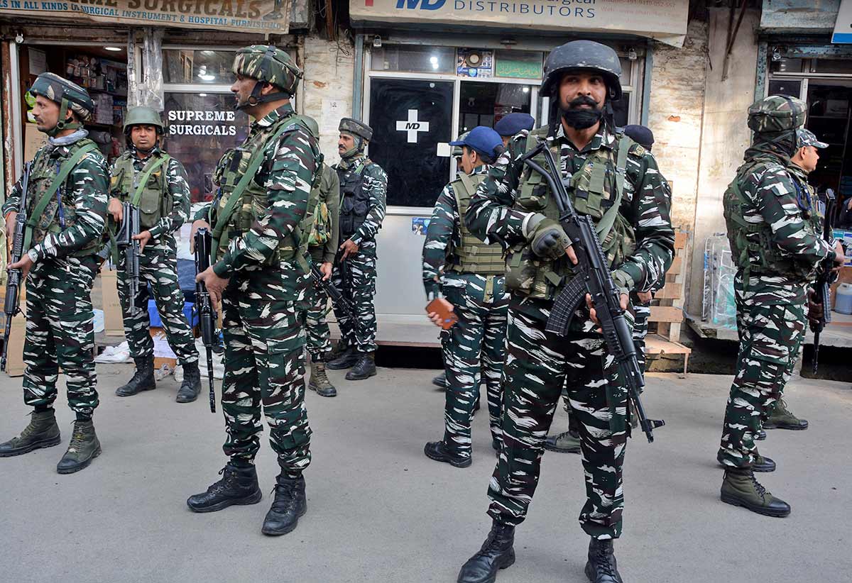 Terrorists kill CRPF jawan, injure Kashmiri Pandit