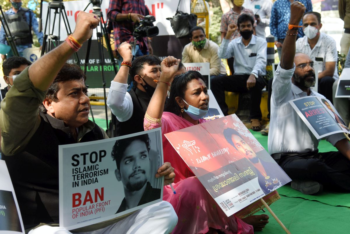 Kerala: 4 PFI men held for RSS leader's murder