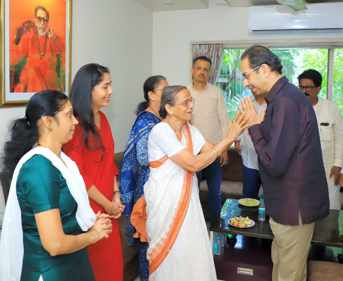 Uddhav Thackeray with Sanjay Raut's mother