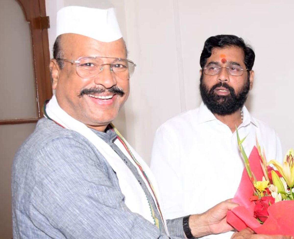 Maha CM with minister Abdul Sattar