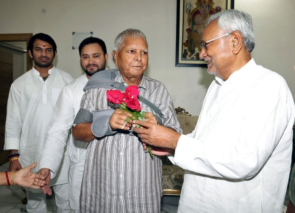 Nitish's Red Roses For Lalu
